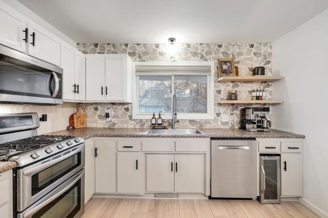 15620 47th Avenue N, Plymouth, MN 55446