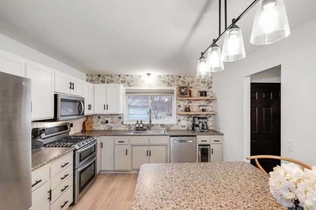 15620 47th Avenue N, Plymouth, MN 55446