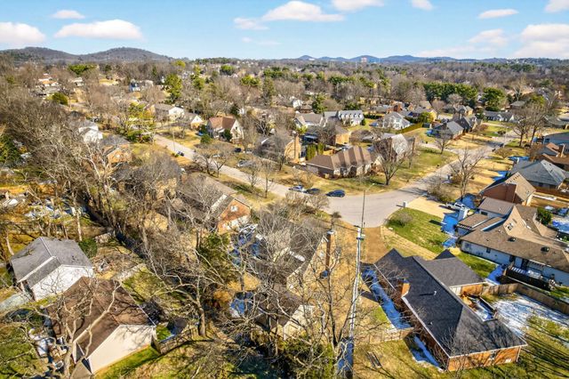 232 Pebble Glen Dr, Franklin, TN 37064