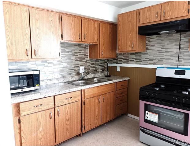 9601 Lifford Court, St Louis, MO 63136
