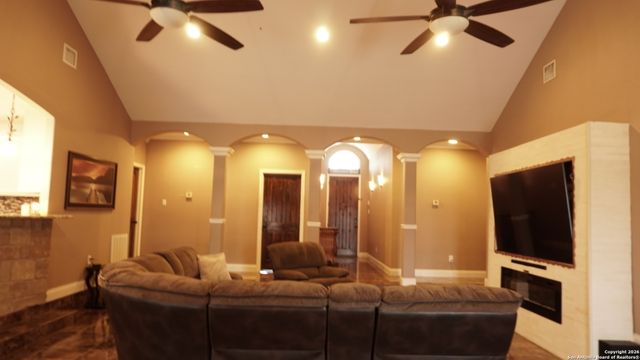 8385 W Fm 476, Poteet, TX 78065