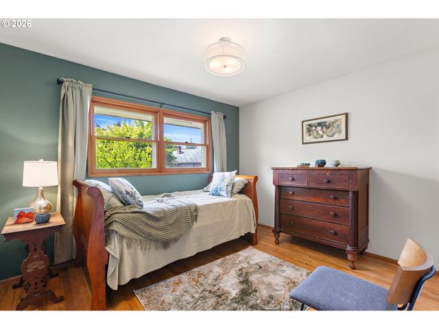 4755 Se WASHINGTON Pl, Milwaukie, OR 97222