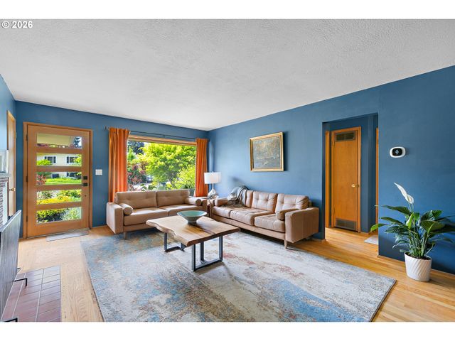 4755 Se WASHINGTON Pl, Milwaukie, OR 97222