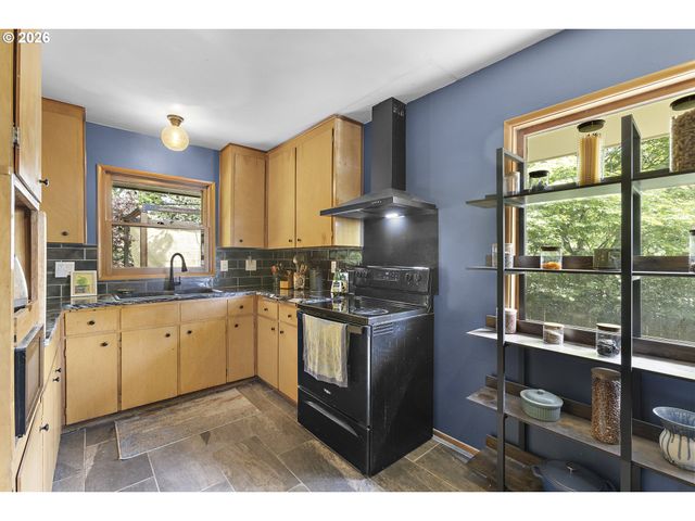 4755 Se WASHINGTON Pl, Milwaukie, OR 97222