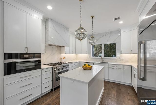 35 Lloyd Road, Ho-ho-kus, NJ 07423