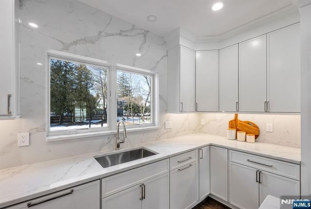 35 Lloyd Road, Ho-ho-kus, NJ 07423