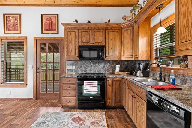 5119 Cypress Village Rd, Karnack, TX 75661