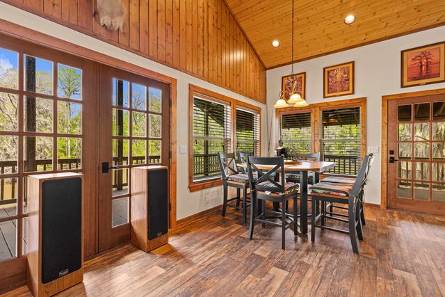 5119 Cypress Village Rd, Karnack, TX 75661