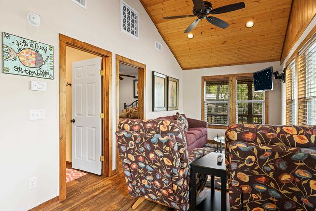 5119 Cypress Village Rd, Karnack, TX 75661