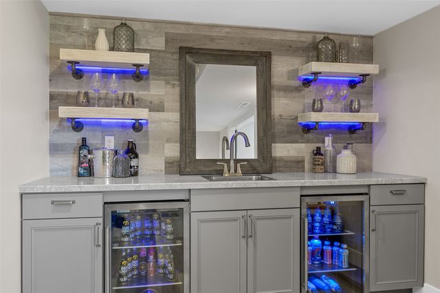 1558 Settlers Dr, Marion, IA 52302