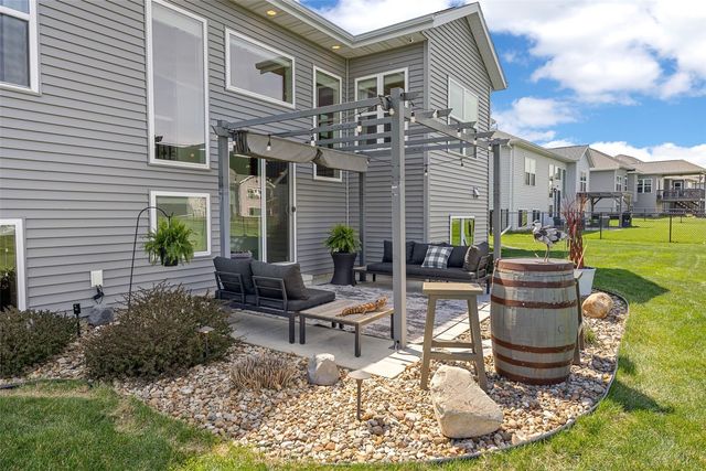 1558 Settlers Dr, Marion, IA 52302