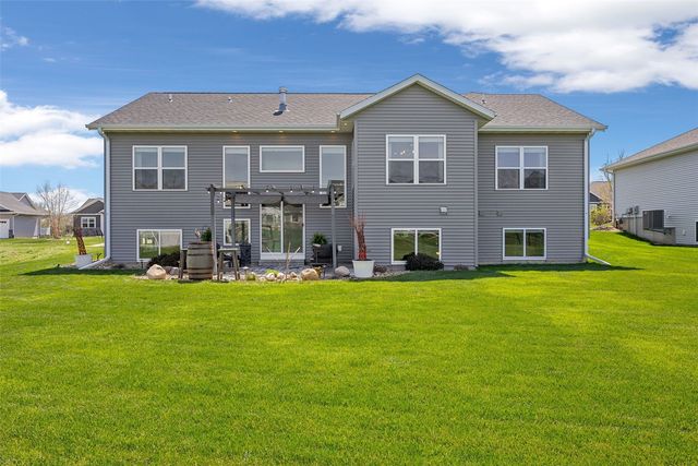 1558 Settlers Dr, Marion, IA 52302