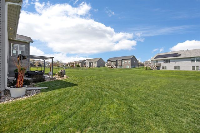 1558 Settlers Dr, Marion, IA 52302