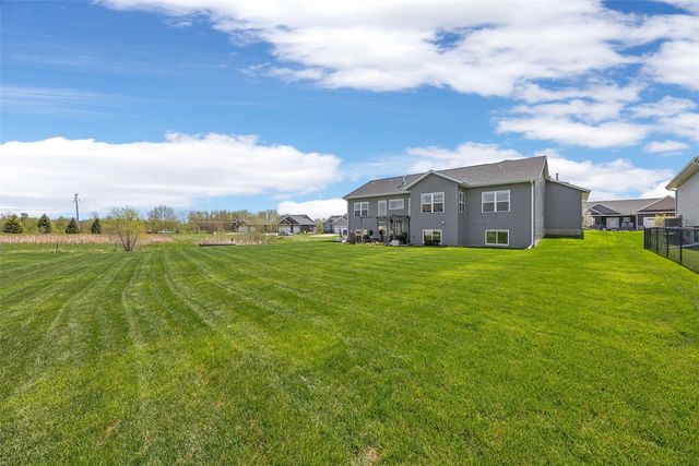 1558 Settlers Dr, Marion, IA 52302