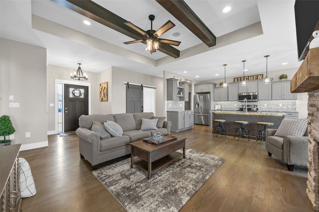 1558 Settlers Dr, Marion, IA 52302