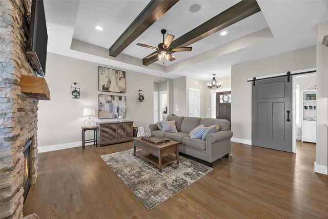 1558 Settlers Dr, Marion, IA 52302