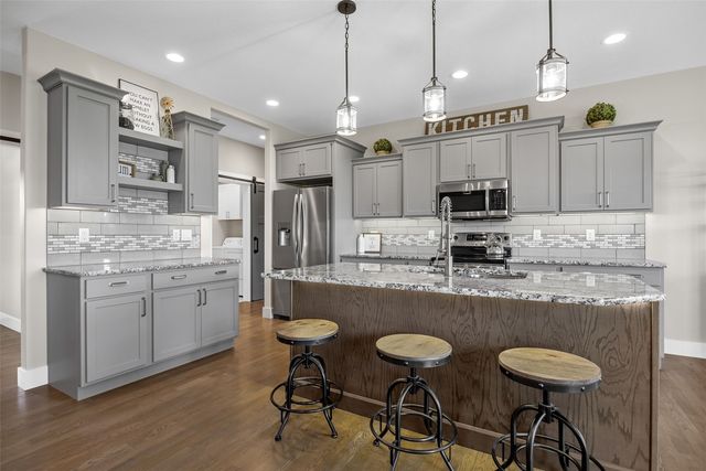 1558 Settlers Dr, Marion, IA 52302