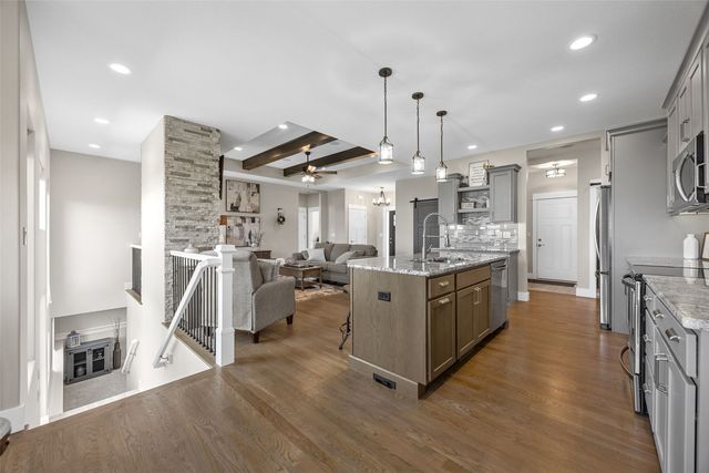 1558 Settlers Dr, Marion, IA 52302