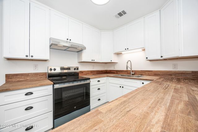 3036 Woodlawn Avenue, Moss Point, MS 39563