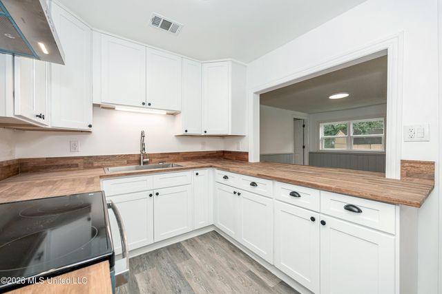 3036 Woodlawn Avenue, Moss Point, MS 39563