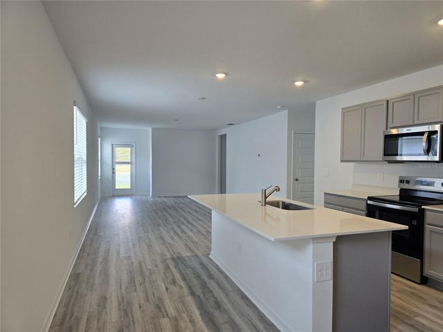 8411 MADRID STREET, Lakeland, FL 33810