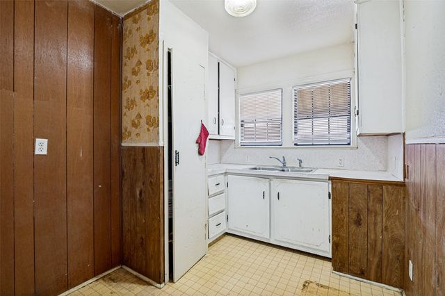 1343 E Ann Arbor Avenue, Dallas, TX 75216