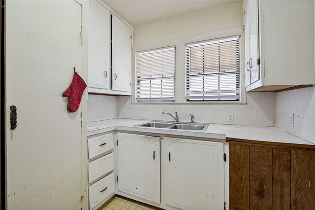 1343 E Ann Arbor Avenue, Dallas, TX 75216