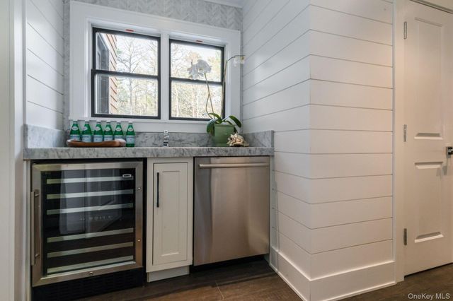 142 Six Pole Highway, Sag Harbor, NY 11963