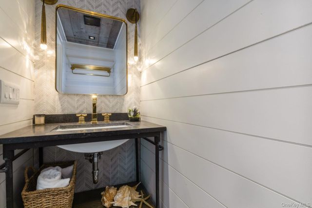 142 Six Pole Highway, Sag Harbor, NY 11963