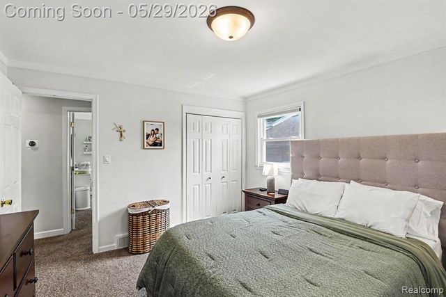 332 E Parker Avenue, Madison Heights, MI 48071