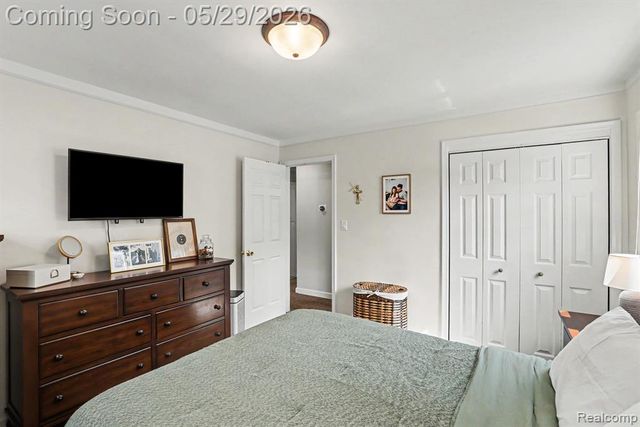 332 E Parker Avenue, Madison Heights, MI 48071