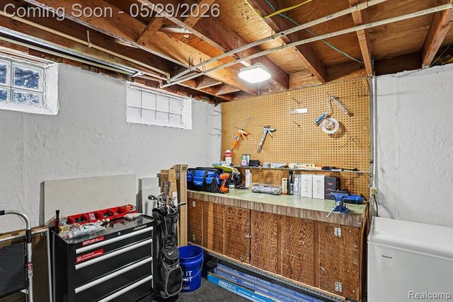 332 E Parker Avenue, Madison Heights, MI 48071