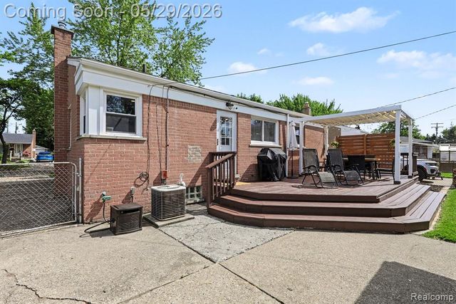 332 E Parker Avenue, Madison Heights, MI 48071