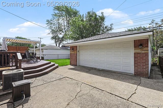 332 E Parker Avenue, Madison Heights, MI 48071