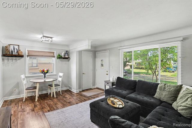 332 E Parker Avenue, Madison Heights, MI 48071