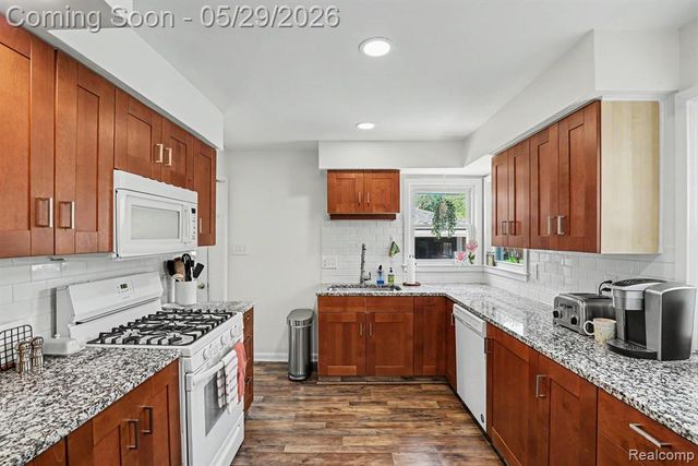 332 E Parker Avenue, Madison Heights, MI 48071