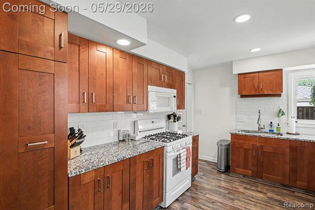 332 E Parker Avenue, Madison Heights, MI 48071