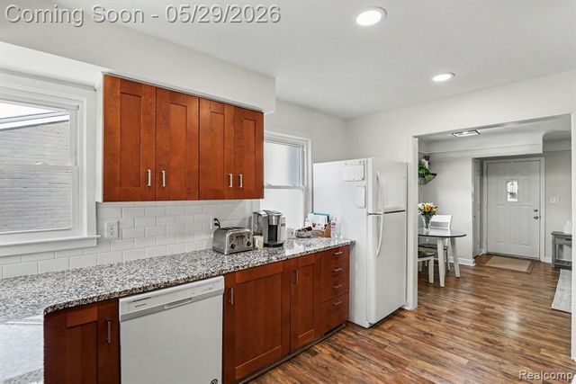 332 E Parker Avenue, Madison Heights, MI 48071