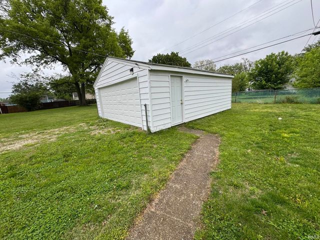 1907 E Greenlawn Court, Muncie, IN 47302