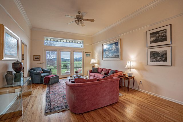 198 Prairie Landing Drive, Eagle Point, OR 97524