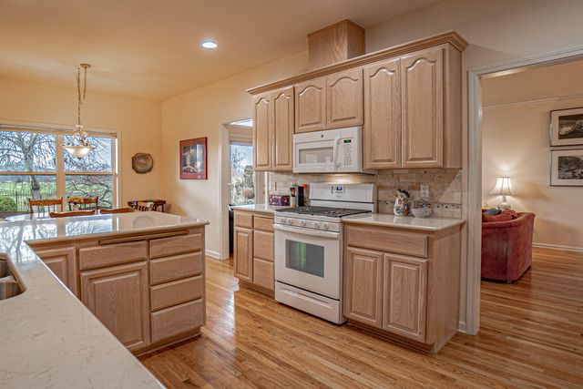 198 Prairie Landing Drive, Eagle Point, OR 97524