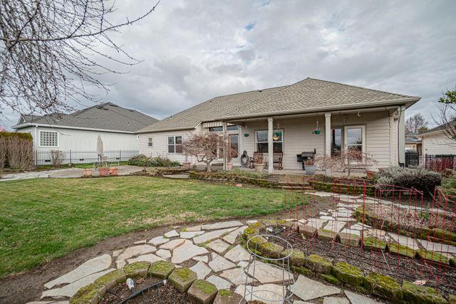 198 Prairie Landing Drive, Eagle Point, OR 97524