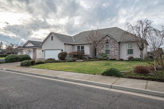 198 Prairie Landing Drive, Eagle Point, OR 97524