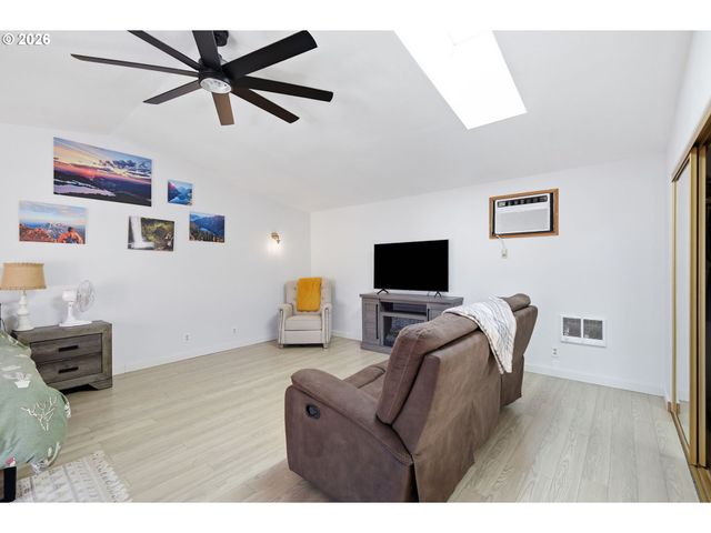 277 71ST Pl, Springfield, OR 97478