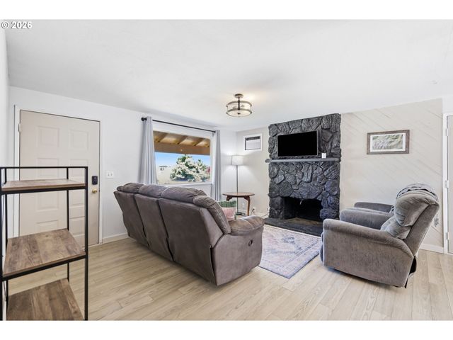 277 71ST Pl, Springfield, OR 97478