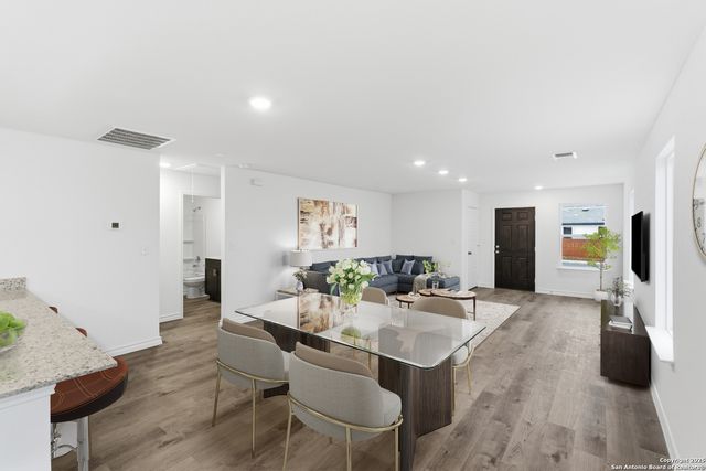 308 LAZYGLADE LN, Seguin, TX 78155