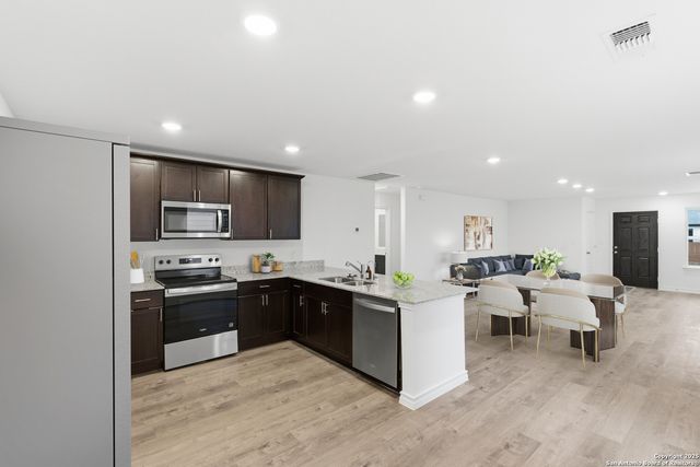 308 LAZYGLADE LN, Seguin, TX 78155