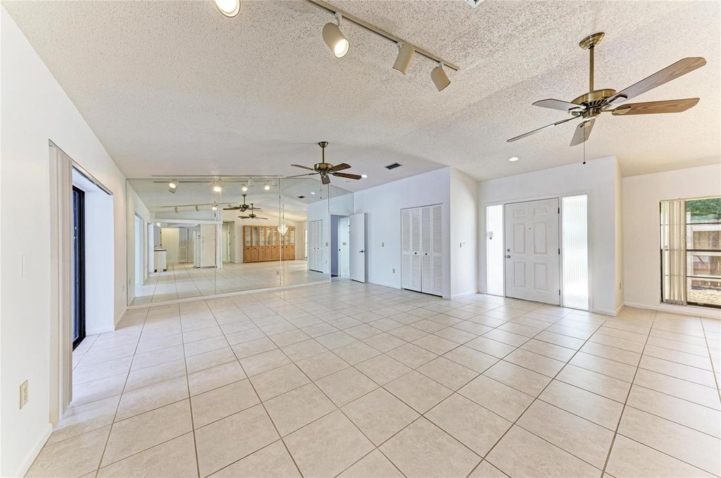 Image 11 of property listing at 4242 DRYDEN CIRCLE, Sarasota, FL 34241