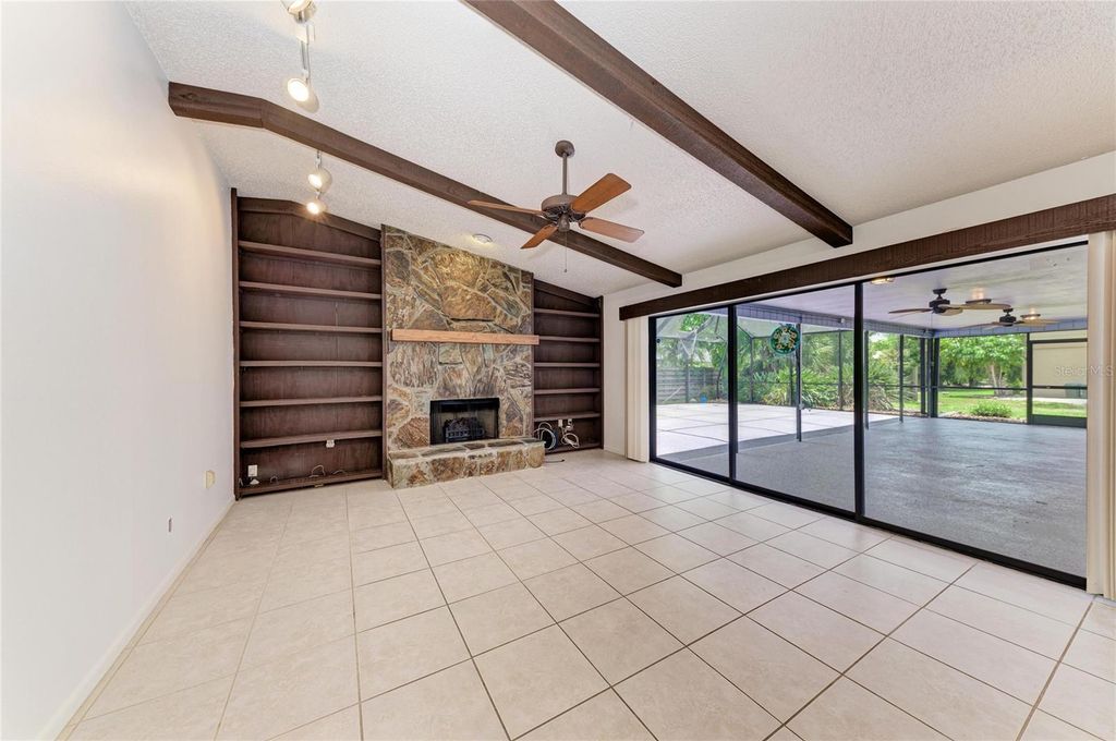 Image 12 of property listing at 4242 DRYDEN CIRCLE, Sarasota, FL 34241