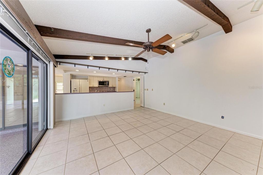 Image 14 of property listing at 4242 DRYDEN CIRCLE, Sarasota, FL 34241